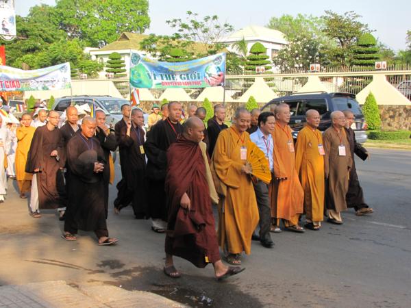 Chùm ảnh: Hàng ngàn Tăng Ni, PT diễu hành đường phố vì môi trường