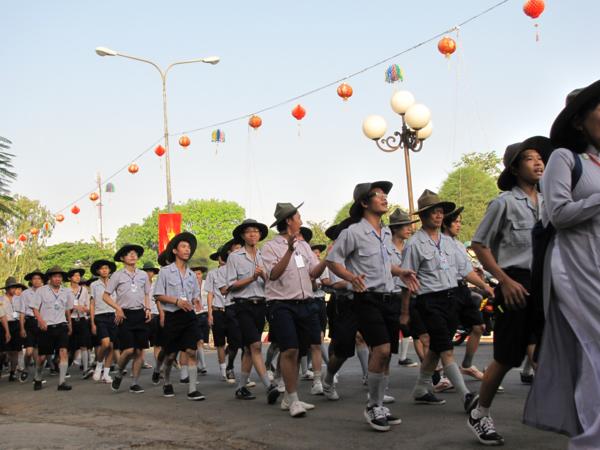 Chùm ảnh: Hàng ngàn Tăng Ni, PT diễu hành đường phố vì môi trường