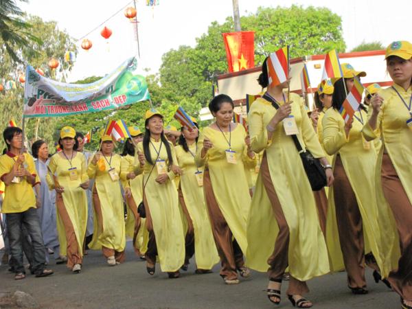 Chùm ảnh: Hàng ngàn Tăng Ni, PT diễu hành đường phố vì môi trường