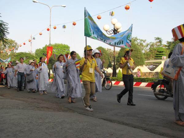 Chùm ảnh: Hàng ngàn Tăng Ni, PT diễu hành đường phố vì môi trường