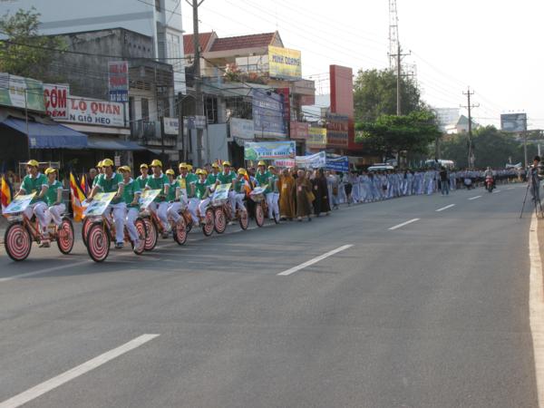 Chùm ảnh: Hàng ngàn Tăng Ni, PT diễu hành đường phố vì môi trường