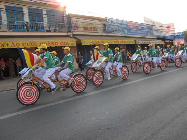 Chùm ảnh: Hàng ngàn Tăng Ni, PT diễu hành đường phố vì môi trường
