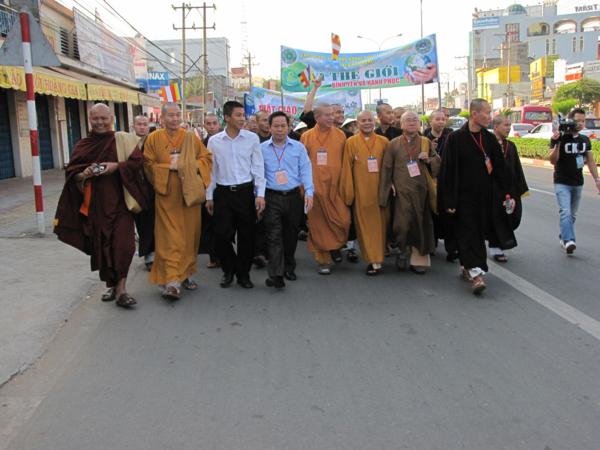 Chùm ảnh: Hàng ngàn Tăng Ni, PT diễu hành đường phố vì môi trường