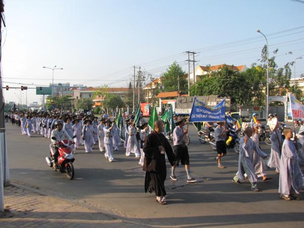 Chùm ảnh: Hàng ngàn Tăng Ni, PT diễu hành đường phố vì môi trường