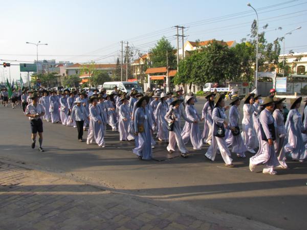 Chùm ảnh: Hàng ngàn Tăng Ni, PT diễu hành đường phố vì môi trường