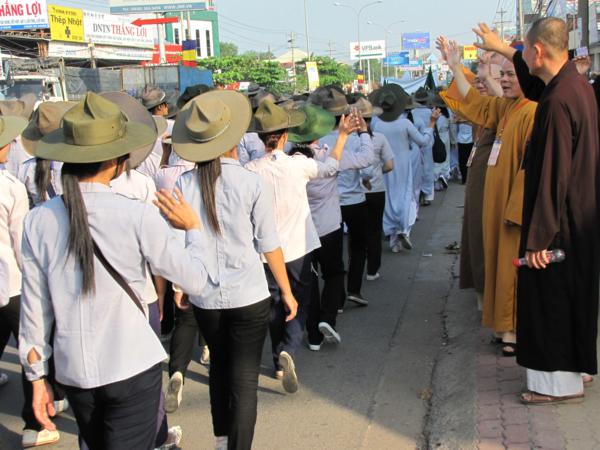 Chùm ảnh: Hàng ngàn Tăng Ni, PT diễu hành đường phố vì môi trường