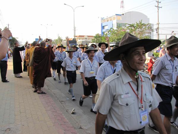 Chùm ảnh: Hàng ngàn Tăng Ni, PT diễu hành đường phố vì môi trường