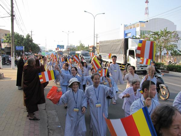 Chùm ảnh: Hàng ngàn Tăng Ni, PT diễu hành đường phố vì môi trường