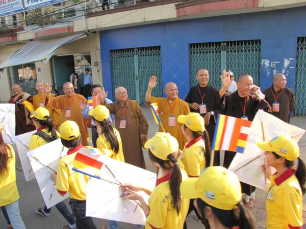 Chùm ảnh: Hàng ngàn Tăng Ni, PT diễu hành đường phố vì môi trường