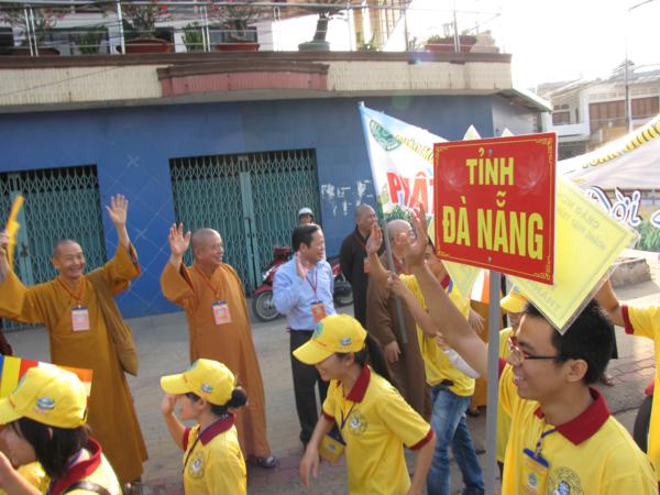 Chùm ảnh: Hàng ngàn Tăng Ni, PT diễu hành đường phố vì môi trường