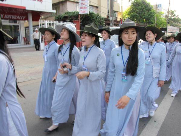 Chùm ảnh: Hàng ngàn Tăng Ni, PT diễu hành đường phố vì môi trường