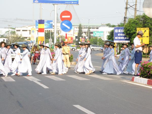 Chùm ảnh: Hàng ngàn Tăng Ni, PT diễu hành đường phố vì môi trường