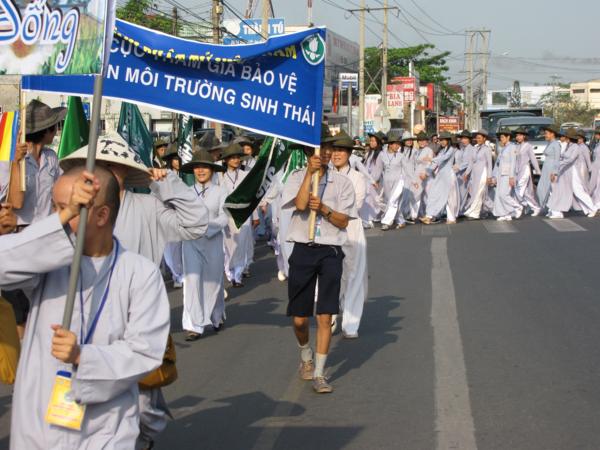 Chùm ảnh: Hàng ngàn Tăng Ni, PT diễu hành đường phố vì môi trường