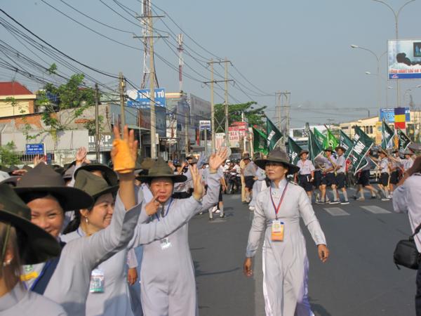 Chùm ảnh: Hàng ngàn Tăng Ni, PT diễu hành đường phố vì môi trường