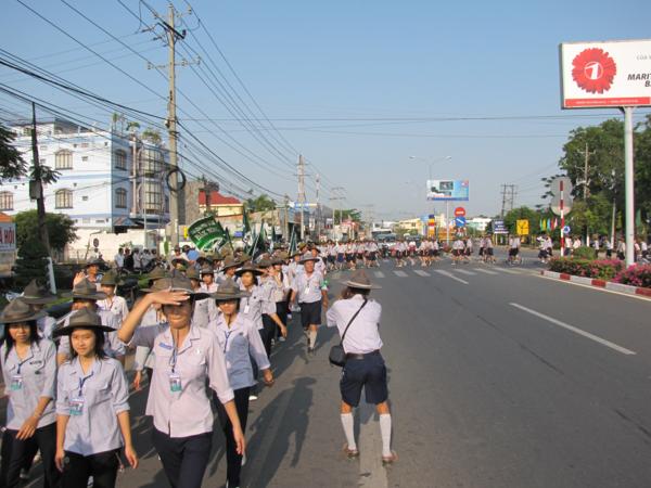 Chùm ảnh: Hàng ngàn Tăng Ni, PT diễu hành đường phố vì môi trường