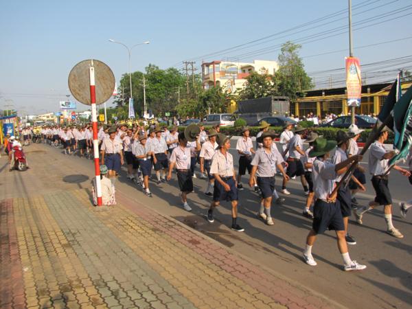 Chùm ảnh: Hàng ngàn Tăng Ni, PT diễu hành đường phố vì môi trường