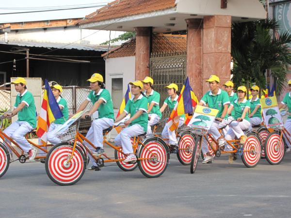 Chùm ảnh: Hàng ngàn Tăng Ni, PT diễu hành đường phố vì môi trường
