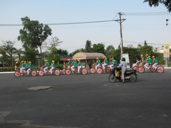 Chùm ảnh: Hàng ngàn Tăng Ni, PT diễu hành đường phố vì môi trường