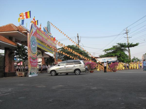 Chùm ảnh: Hàng ngàn Tăng Ni, PT diễu hành đường phố vì môi trường