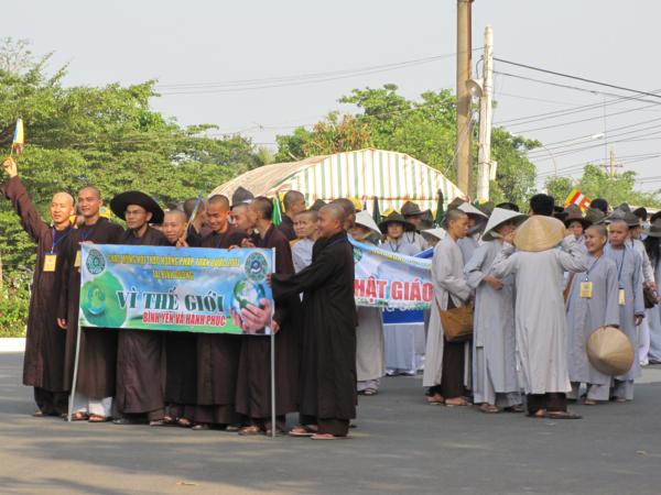 Chùm ảnh: Hàng ngàn Tăng Ni, PT diễu hành đường phố vì môi trường