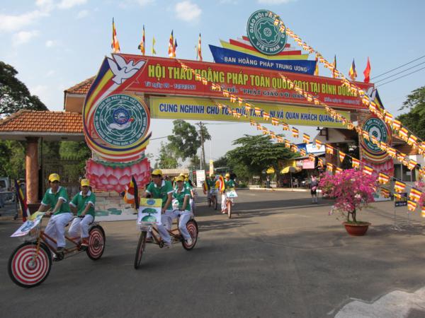 Chùm ảnh: Hàng ngàn Tăng Ni, PT diễu hành đường phố vì môi trường