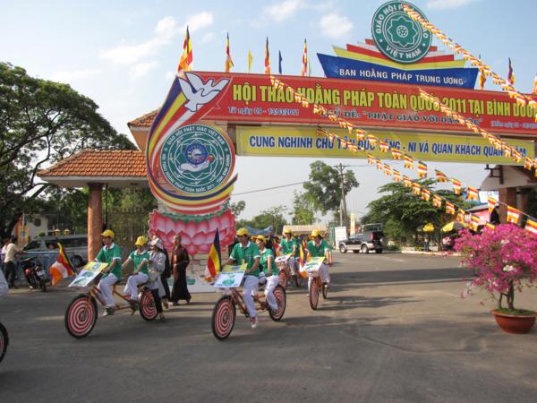 Chùm ảnh: Hàng ngàn Tăng Ni, PT diễu hành đường phố vì môi trường