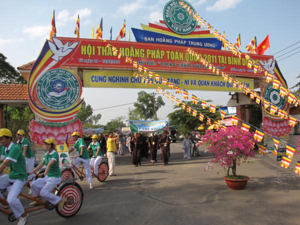 Chùm ảnh: Hàng ngàn Tăng Ni, PT diễu hành đường phố vì môi trường