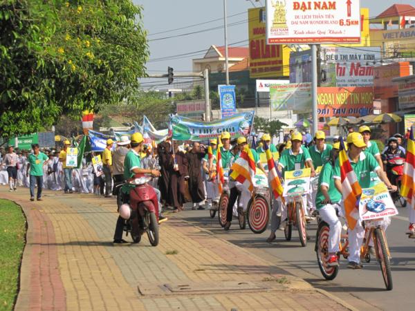 Chùm ảnh: Hàng ngàn Tăng Ni, PT diễu hành đường phố vì môi trường