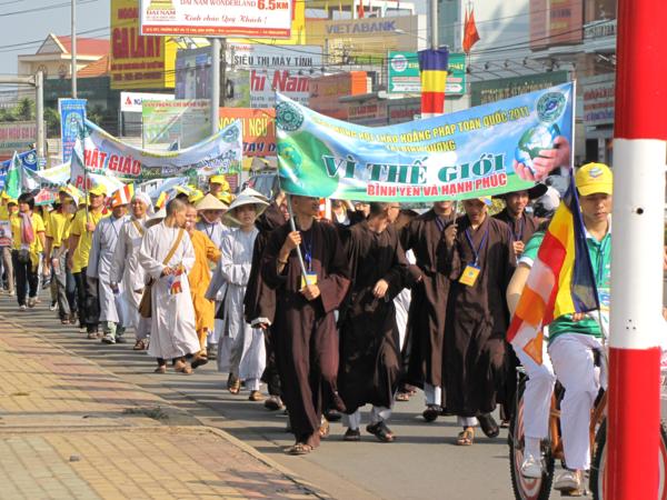 Chùm ảnh: Hàng ngàn Tăng Ni, PT diễu hành đường phố vì môi trường