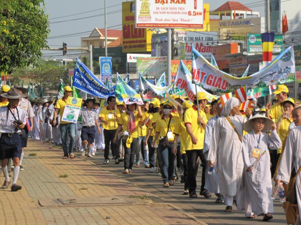 Chùm ảnh: Hàng ngàn Tăng Ni, PT diễu hành đường phố vì môi trường