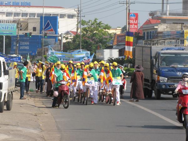 Chùm ảnh: Hàng ngàn Tăng Ni, PT diễu hành đường phố vì môi trường