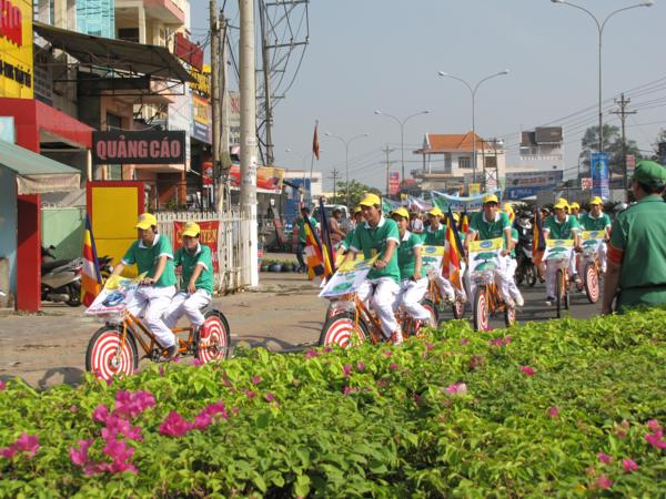 Chùm ảnh: Hàng ngàn Tăng Ni, PT diễu hành đường phố vì môi trường