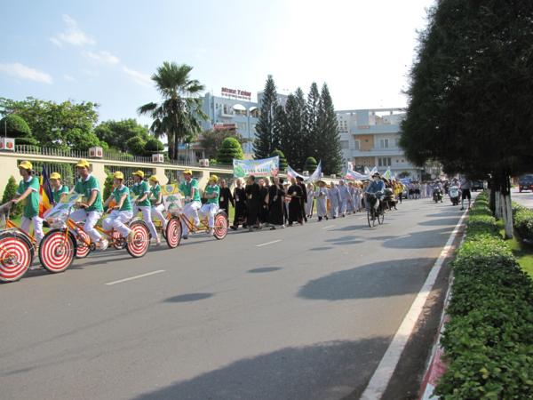 Chùm ảnh: Hàng ngàn Tăng Ni, PT diễu hành đường phố vì môi trường