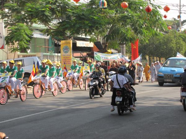 Chùm ảnh: Hàng ngàn Tăng Ni, PT diễu hành đường phố vì môi trường