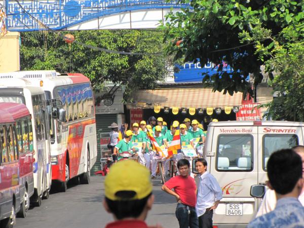 Chùm ảnh: Hàng ngàn Tăng Ni, PT diễu hành đường phố vì môi trường