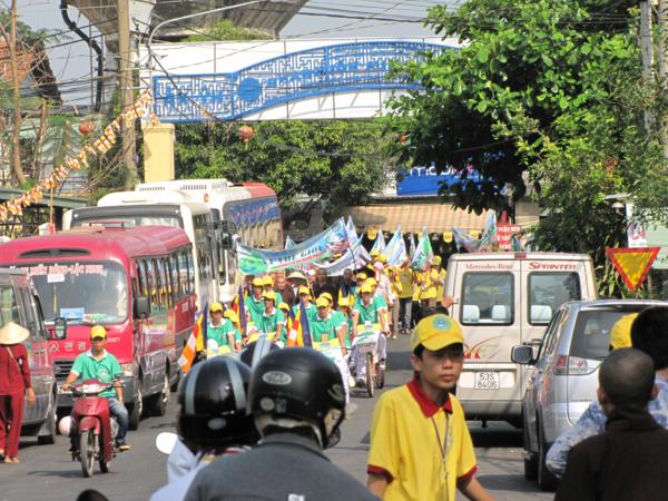Chùm ảnh: Hàng ngàn Tăng Ni, PT diễu hành đường phố vì môi trường