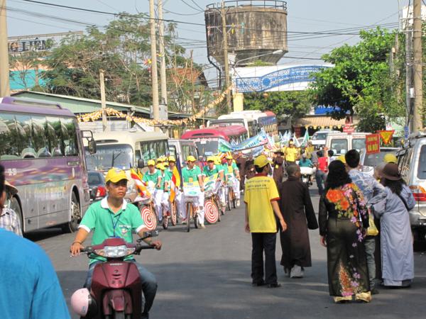 Chùm ảnh: Hàng ngàn Tăng Ni, PT diễu hành đường phố vì môi trường