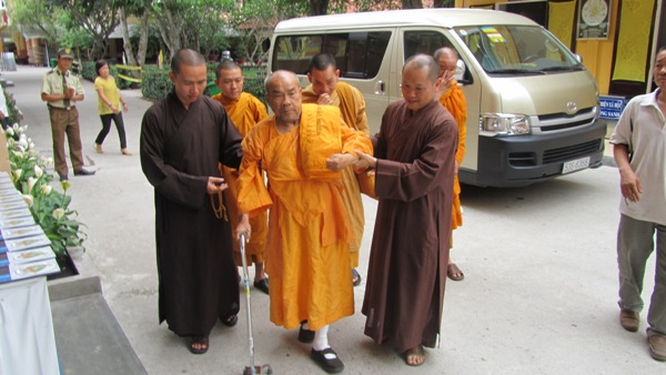 Đức Pháp Chủ Thích Giác Nhiên Viếng Thăm Chùa Hoằng Pháp