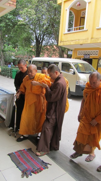 Đức Pháp Chủ Thích Giác Nhiên Viếng Thăm Chùa Hoằng Pháp