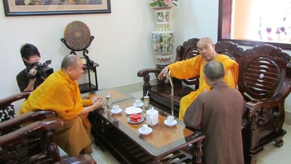 Đức Pháp Chủ Thích Giác Nhiên Viếng Thăm Chùa Hoằng Pháp