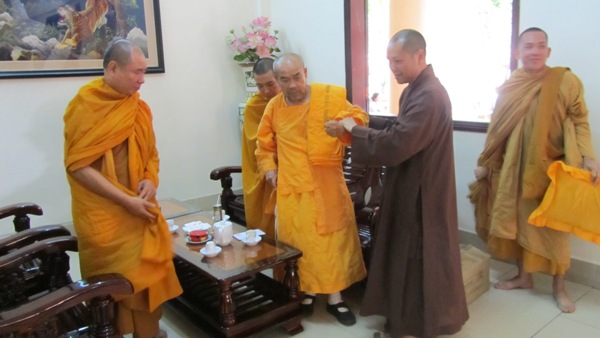Đức Pháp Chủ Thích Giác Nhiên Viếng Thăm Chùa Hoằng Pháp