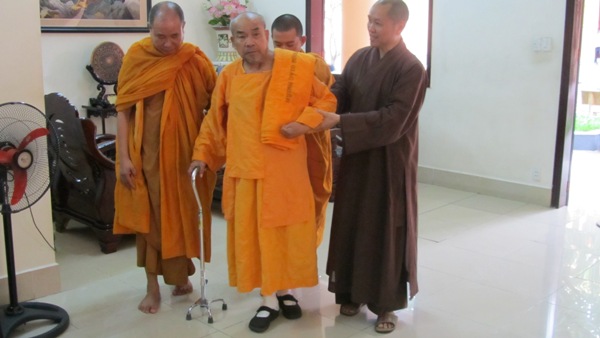 Đức Pháp Chủ Thích Giác Nhiên Viếng Thăm Chùa Hoằng Pháp