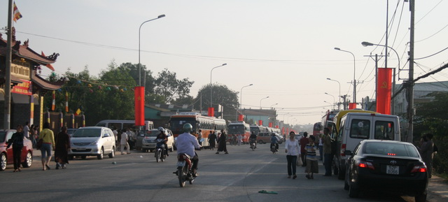 Chùm ảnh: Phật tử chùa Giác Ngộ hành hương 10 chùa đầu năm