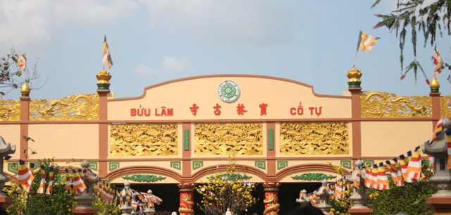 Chùm ảnh: Phật tử chùa Giác Ngộ hành hương 10 chùa đầu năm