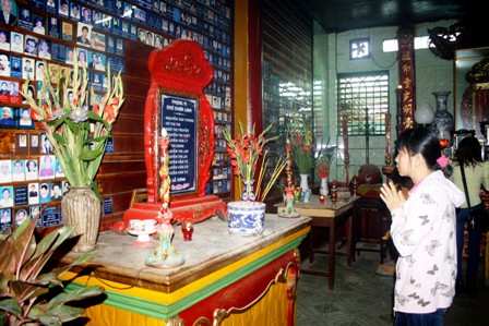 Người dân TPHCM lên chùa cúng tiễn đưa ông bà