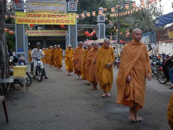 TP.HCM: Chư Tăng, Ni Khất sĩ Tổ chức Trì bình khất Thực Tưởng Niệm Tổ Sư Minh Đăng Quang