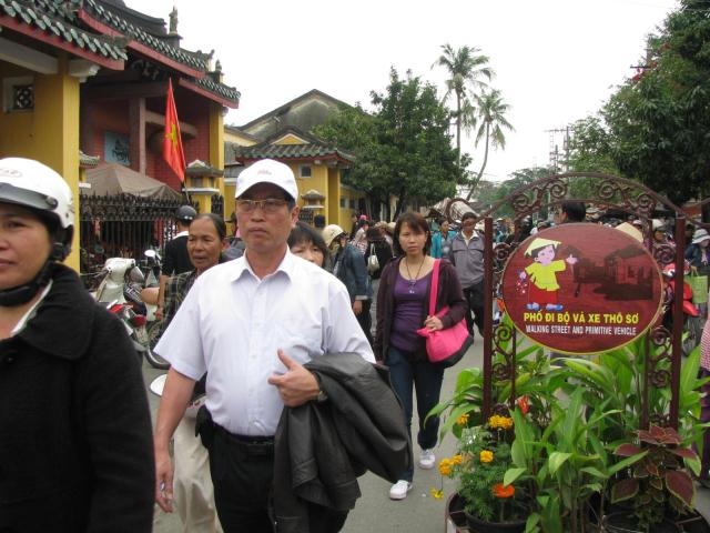 Dòng người lễ chùa, xin xăm đông ngẹt mấy tuyến phố