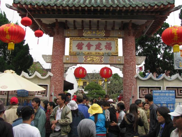 Dòng người lễ chùa, xin xăm đông ngẹt mấy tuyến phố