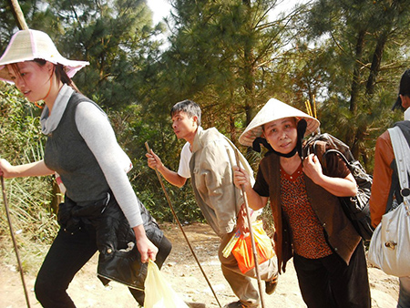 Chùa Hương Tích tấp nập khách thập phương