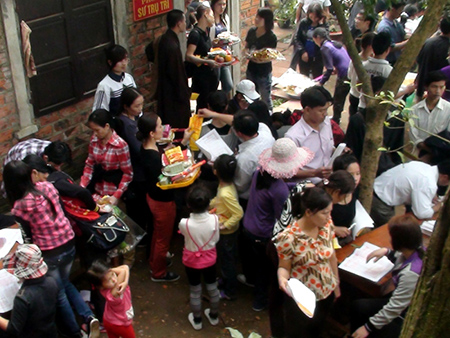 Chùa Hương Tích tấp nập khách thập phương